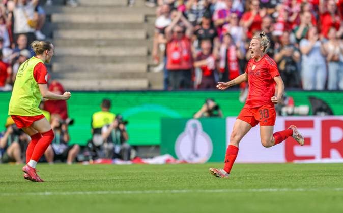 GER, Cologne, FC Bayern Munich vs Werder Bremen, DFB Pokal Women, Football, DFB, Season 2024 2025, Rhein Energie Stadion, Final, in the picture Lea Schüller FC Bayern Munich Women 11 scores the 1 0 in the cup final and cheers with the team , with Carolin Simon FC Bayern Munich Women 30 DFB DFL REGULATIONS PROHIBIT ANY USE OF PHOTOGRAPHS AS IMAGE SEQUENCES AND OR QUASI VIDEO, 01 05 2025, Copyright: HMBxMedia HendrikxHamelau