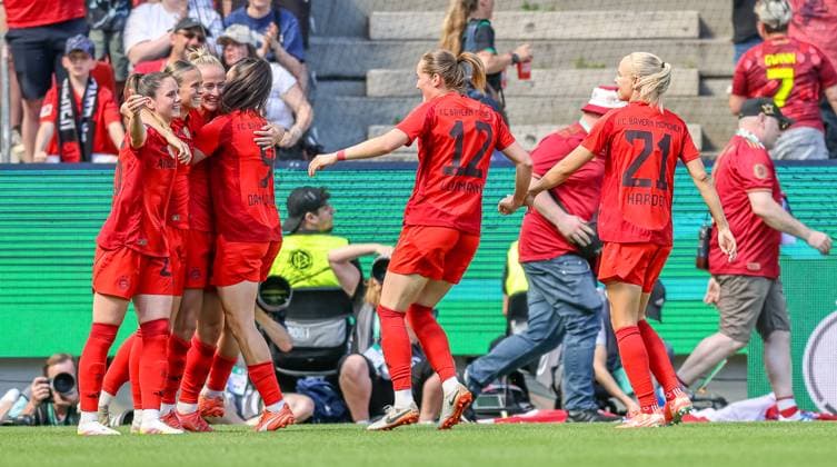 GER, Cologne, FC Bayern Munich vs Werder Bremen, DFB Cup Women, Football, DFB, Season 2024 2025, Rhein Energie Stadion, Final, in the picture Lea Schüller FC Bayern Munich Women 11 scores the 1 0 in the cup final and cheers with the team DFB DFL REGULATIONS PROHIBIT ANY USE OF PHOTOGRAPHS AS IMAGE SEQUENCES AND OR QUASI VIDEO, 01 05 2025, Copyright: HMBxMedia HendrikxHamelau