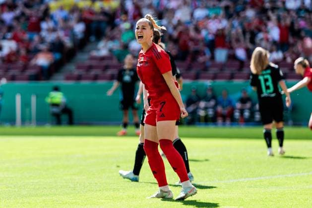 45 Womens DFB Cup Final FC Bayern Munich SV Werder Bremen, 01 05 2025 Giulia Gwinn FC Bayern Munich, 7 cheers after the 1 0 goal by Lea Schüller FC Bayern Munich, 11 45 Womens DFB Cup Final FC Bayern Munich SV Werder Bremen, Cologne, RheinEnergiestadion, 01 05 2025 Copyright: xBEAUTIFULxSPORTS Wunderlx