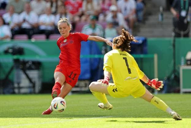 01 05 2025, xovx, Soccer Women DFB Cup Final, FC Bayern München SV Werder Bremen v l Lea Schüller FC Bayern München , Livia Peng SV Werder Bremen Köln Rhein Energie Stadion Nordrhein Westfalen Deutschland DE