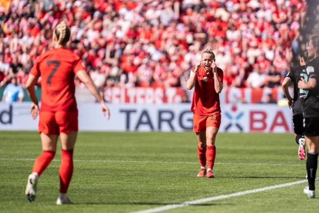 GER, DFB Pokal Final Women, FC Bayern Werder Bremen 01 05 2025, RheinEnergieSTADION, Cologne, GER, DFB Pokal Final Women, FC Bayern Werder Bremen in the picture Lea Schüller Schueller FC Bayern Munich, 11 gestures, facial expressions, emotions, fingers to the head, thinking nordphotoxGmbHxx xChristianxSchulze nph000300