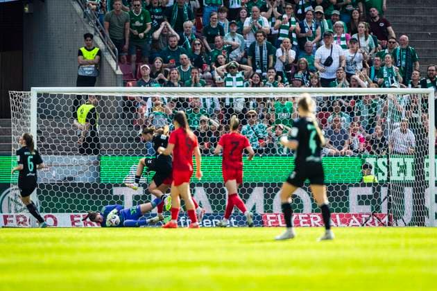 GER, DFB Pokalfinale, FC Bayern Muenchen vs Werder Bremen 01 05 2025, Rhein Energie Stadion, GER, DFB Pokalfinale, FC Bayern Muenchen vs Werder Bremen in the picture Ena Mahmutovic FC Bayern 32 holds the ball, nordphotoxGmbHx xRauch nph00251