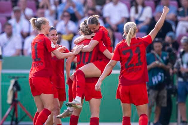 01 05 2025 FC Bayern Munich SV Werder Bremen, DFB Pokal Women, season 2024 2025, final, at RheinEnergie Stadium in Cologne Munichs Carolin Simon cheers after her goal for 2 0 Important note According to the regulations of the DFL German Football League or the DFB German Football Association, it is prohibited to use or have used photographs taken in the stadium and or of the match in the form of sequential images and or video-like photo series Copyright: xDavidxInderliedx