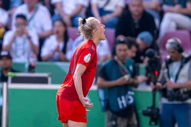01 05 2025 FC Bayern Munich SV Werder Bremen, DFB Pokal Women, season 2024 2025, final, at RheinEnergie Stadium in Cologne Munichs Carolin Simon cheers after her goal for 2 0 Important note According to the regulations of the DFL German Football League or the DFB German Football Association, it is prohibited to use or have used photographs taken in the stadium and or of the match in the form of sequential images and or video-like photo series Copyright: xDavidxInderliedx