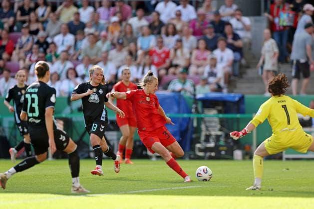 01 05 2025, xovx, Soccer Women DFB Cup Final, FC Bayern Munich SV Werder Bremen v l Hanna Nemeth SV Werder Bremen , Ricarda Walkling SV Werder Bremen , Carolin Simon FC Bayern Munich with the goal to 2 0, Livia Peng SV Werder Bremen Köln Rhein Energie Stadion Nordrhein Westfalen Deutschland DE