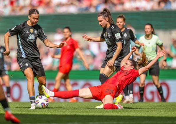 GER, Cologne, FC Bayern Munich vs Werder Bremen, DFB Pokal Women, Football, DFB, Season 2024 2025, Rhein Energie Stadion, Final, in the picture from l Larissa Mühlhaus Werder Bremen 7 , Sarah Zadrazil FC Bayern Munich Women 25 DFB DFL REGULATIONS PROHIBIT ANY USE OF PHOTOGRAPHS AS IMAGE SEQUENCES AND OR QUASI VIDEO, 01 05 2025, Copyright: HMBxMedia HendrikxHamelau