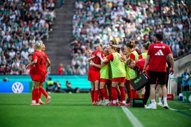 COLOGNE, GERMANY - 1 MAY, 2025: Carolin Simon, teAM CELEBRATING - The DFB-Pokal Frauen (Germany Women Cup) match FC Bayern Munich vs SV Werder Bremen at Rhein Energie Stadion.  Copyright: xx