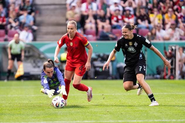 GER, DFB Pokal Final Women, FC Bayern Werder Bremen 01 05 2025, RheinEnergieSTADION, Cologne, GER, DFB Pokal Final Women, FC Bayern Werder Bremen in the picture duel betweenEna Mahmutovic FC Bayern Munich, 32 Glodis Viggosdottir Glodis Viggosdottir FC Bayern Munich, 4 and Larissa Mühlhaus Muehlhaus SV Werder Bremen, 7 nordphotoxGmbHxx xChristianxSchulze nph000300