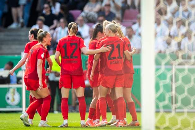 GER, DFB Pokalfinale, FC Bayern Muenchen vs Werder Bremen 01 05 2025, Rhein Energie Stadion, GER, DFB Pokalfinale, FC Bayern Muenchen vs Werder Bremen im Bild Torjubel FC Bayern Frauen über den Treffer zum 2 0 durch Carolin Simon FC Bayern 30 , nordphotoxGmbHx xRauch nph00251