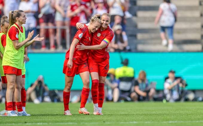 GER, Cologne, FC Bayern München vs Werder Bremen, DFB Pokal Women, Football, DFB, Season 2024 2025, Rhein Energie Stadion, Final, in the picture from l Carolin Simon FC Bayern München Frauen 30 scores the goal for 2 0 and cheers with Glodis Viggosdottir FC Bayern München Frauen 4 DFB DFL REGULATIONS PROHIBIT ANY USE OF PHOTOGRAPHS AS IMAGE SEQUENCES AND OR QUASI VIDEO, 01 05 2025, Copyright: HMBxMedia HendrikxHamelau