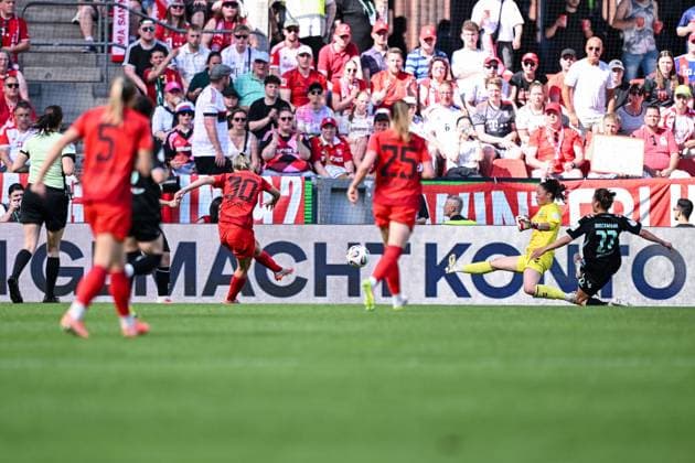 01 05 2025, Football, DFB Womens Cup Final, Season 2024 2025, FC Bayern Munich SV Werder Bremen, Carolin Simon FC Bayern Munich scores the goal for 2 0, xRHR PHOTO TKx Copyright: RHR-FOTOx RHR-FOTO TK