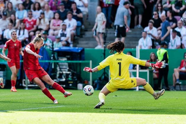 45 Womens DFB Cup Final FC Bayern Munich SV Werder Bremen, 01 05 2025 Carolin Simon FC Bayern Munich, 30 shoots the 2 0 against Livia Peng SV Werder Bremen, 1 45 Womens DFB Cup Final FC Bayern Munich SV Werder Bremen, Cologne, RheinEnergiestadion, 01 05 2025 Copyright: xBEAUTIFULxSPORTS Wunderlx