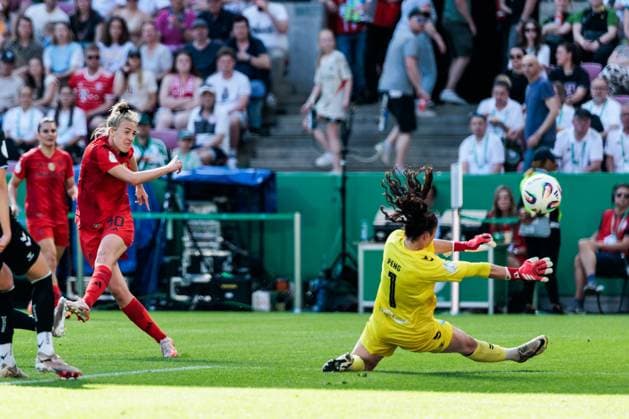 45 Womens DFB Cup Final FC Bayern Munich SV Werder Bremen, 01 05 2025 Carolin Simon FC Bayern Munich, 30 shoots the 2 0 against Livia Peng SV Werder Bremen, 1 45 Womens DFB Cup Final FC Bayern Munich SV Werder Bremen, Cologne, RheinEnergiestadion, 01 05 2025 Copyright: xBEAUTIFULxSPORTS Wunderlx