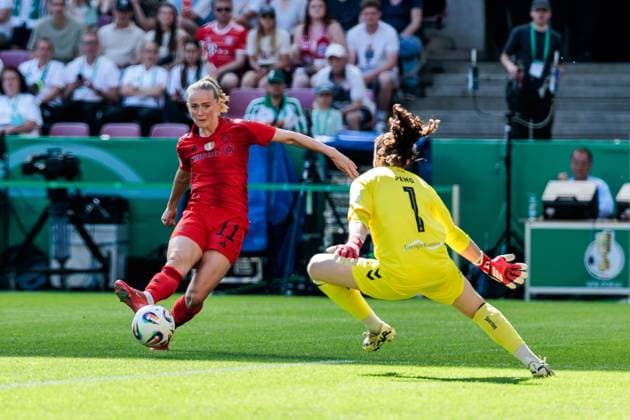 45 DFB Womens Cup Final FC Bayern Munich SV Werder Bremen, 01 05 2025 duel Lea Schüller FC Bayern Munich, 11 , Livia Peng SV Werder Bremen, 1 45 DFB Womens Cup Final FC Bayern Munich SV Werder Bremen, Cologne, RheinEnergiestadion, 01 05 2025 Copyright: xBEAUTIFULxSPORTS Wunderlx