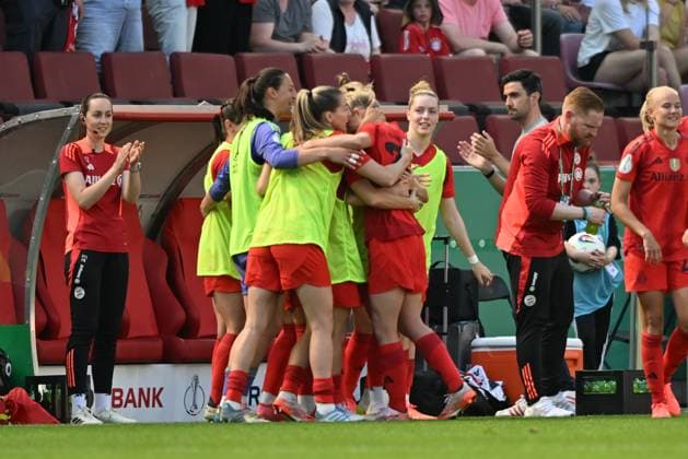 Carolin Simon FCB, 30 celebrates her 2 0 with the bench, 01 05 2025, Köln Deutschland , Fußball, DFB Pokal Frauen, FC Bayern München SV Werder Bremen, DFB DFL REGULATIONS PROHIBIT ANY USE OF PHOTOGRAPHS AS IMAGE SEQUENCES AND OR QUASI VIDEO xmkx