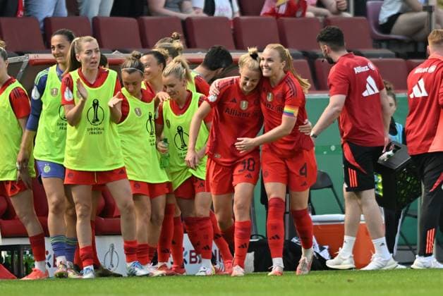 Carolin Simon FCB, 30 celebrates her 2 0 with the bench Is hugged by Glodis Viggosdottir FCB, 4, 01 05 2025, Cologne Germany , Soccer, DFB Pokal Women, FC Bayern München SV Werder Bremen, DFB DFL REGULATIONS PROHIBIT ANY USE OF PHOTOGRAPHS AS IMAGE SEQUENCES AND OR QUASI VIDEO xmkx