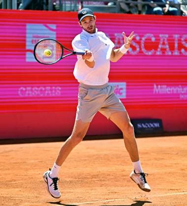 Chiles Nicolas Jerry reaches the quarter-finals of the Estoril Open Estoril Open, ATP 175 Challenge Tour, 01 05 2025, round of 16 In the round of 16 of the Estoril Open in Portugal, Chiles Nicolas Jarry narrowly defeats Portugals Gastao ELIAS in three sets to reach the quarter-finals of the clay court tournament Estoril Estoril Tenis Club Lisbon Portugal