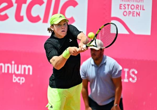 American second seed Alex Michelsen reaches quarterfinals of Estoril Open Estoril Open, ATP 175 Challenge Tour, 01 05 2025, round of 16 In the round of 16 of the Estoril Open in Portugal, American second seed Alex MICHELSEN defeats Italian Giovanni Fonio to reach the quarterfinals of the clay court tournament Estoril Estoril Tenis Club Lisbon Portugal