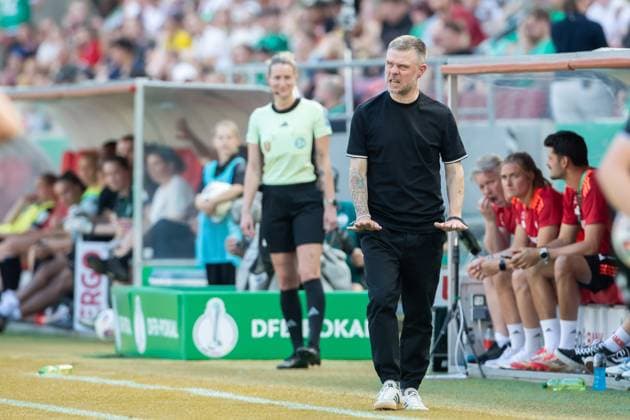 Trainer Alexander Straus FC Bayern Muenchen looks on during the DFB Women s Cup Final match between FC Bayern Muenchen and Werder Bremen, Rhein Energie Stadion on May 01, 2025 in Cologne, Germany Photo by Mario Hommes DeFodi Images Trainer Alexander Straus FC Bayern Muenchen looks on during the DFB Women s Cup Final match between FC Bayern Muenchen and Werder Bremen at Rhein Energie Stadion on May 1, 2025 in Cologne, Germany Photo by Mario Hommes DeFodi Images DFB DFL REGULATIONS PROHIBIT ANY USE OF PHOTOGRAPHS AS IMAGE SEQUENCES AND OR QUASI VIDEO Photo by Mario Hommes DeFodi Images
