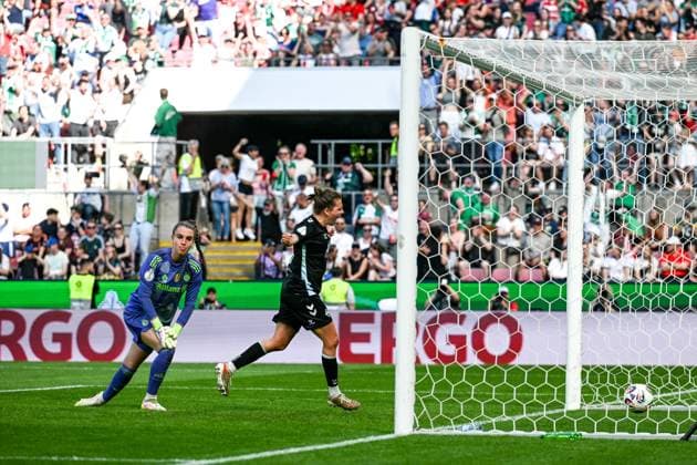 Rieke Dieckmann SV Werder Bremen, 22 celebrates the goal to 2 1, behind her Ena Mahmutovic FC Bayern Muenchen , GER, 45 DFB Pokal Final Women, FC Bayern Muenchen vs SV Werder Bremen, 01 05 2025 DFB REGULATIONS PROHIBIT ANY USE OF PHOTOGRAPHS as IMAGE SEQUENCES and or QUASI VIDEO GER, 45 DFB Pokal Final Women, FC Bayern Muenchen vs SV Werder Bremen, 01 05 2025 Cologne Copyright: xEibner-Pressefoto FlorianxWiegandx EP_FWD