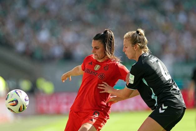 01 05 2025, xovx, Soccer Women DFB Cup Final, FC Bayern München SV Werder Bremen v l Jovana Damnjanovic FC Bayern München , Kaylie Ronan SV Werder Bremen Köln Rhein Energie Stadion Nordrhein Westfalen Deutschland DE