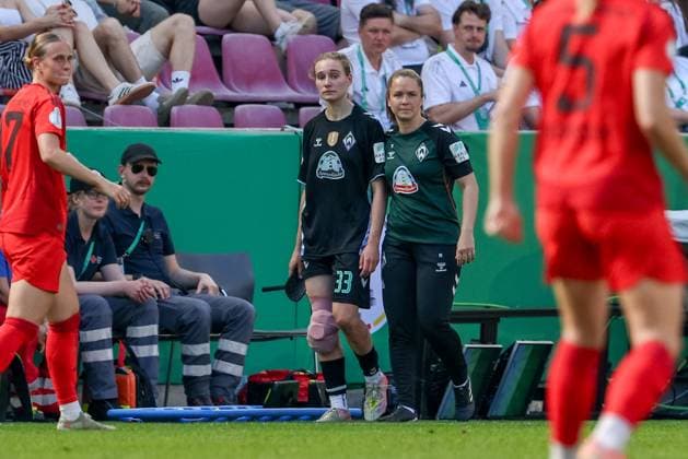 from left Maria Penner SV Werder Bremen, 33 has to be substituted due to injury, looking disappointed, disappointment, injury, pain, distorted face, sad, Jennifer Brimmer physiotherapist, SV Werder Bremen , THE DFB REGULATIONS PROHIBIT ANY USE OF PHOTOGRAPHS AS IMAGE SEQUENCES AND OR QUASI VIDEO , 01 05 2025, Cologne Germany , Football, DFB Cup Final Women, FC Bayern Munich SV Werder Bremen xobx