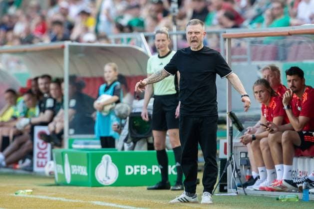Coach Alexander Straus FC Bayern Muenchen yells during the DFB Women s Cup Final match between FC Bayern Muenchen and Werder Bremen, Rhein Energie Stadion on May 01, 2025 in Cologne, Germany Photo by Mario Hommes DeFodi Images Coach Alexander Straus FC Bayern Muenchen yells during the DFB Women s Cup Final match between FC Bayern Muenchen and Werder Bremen at Rhein Energie Stadion on May 1, 2025 in Cologne, Germany Photo by Mario Hommes DeFodi Images DFB DFL REGULATIONS PROHIBIT ANY USE OF PHOTOGRAPHS AS IMAGE SEQUENCES AND OR QUASI VIDEO Photo by Mario Hommes DeFodi Images