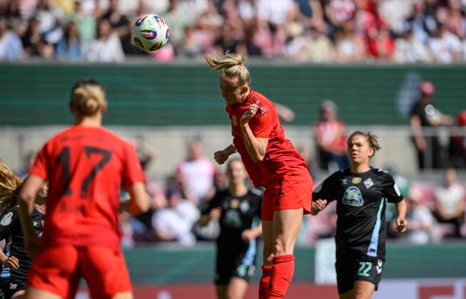 Lea SCHUELLER Schüller M kepft das Tor zum 1 0, Aktion, Kopfball, DFB Pokal Finale der Frauen 2025, FC Bayern Muenchen M SV Werder Bremen HB , am 01 05 2025 in Koeln Deutschland DFB regulations prohibit any use of photographs as image sequences and or quasi video Â