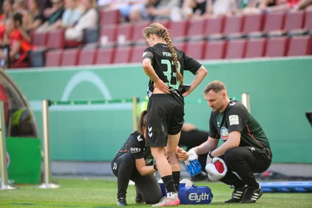 Soccer, DFB Cup Women, 20250501, FC Bayern Munich SV Werder Bremen In the picture Marie PENNER Bremen, 33 bandaged is treated Cologne Rhein Energie Stadium North Rhine-Westphalia Germany Copyright: Passion2Press MarkusxFischerx