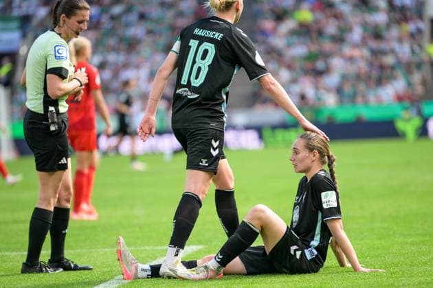 Soccer, DFB Cup Women, 20250501, FC Bayern Munich SV Werder Bremen Pictured from left Lina HAUSICKE Bremen, 18 , Marie PENNER Bremen, 33 battered on the ground Cologne Rhein Energie Stadium North Rhine-Westphalia Germany Copyright: Passion2Press MarkusxFischerx