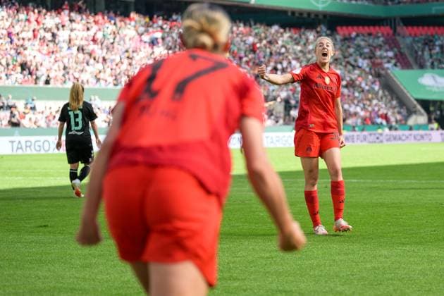 Soccer, DFB Cup Women, 20250501, FC Bayern München SV Werder Bremen In the picture Goal 0 2, goal celebration, f l Klara BÜHL Bayern, 17 , Goalscorer Carolin SIMON Bayern, 30 Köln Rhein Energie Stadion Nordrhein Westfalen Germany Copyright: Passion2Press MarkusxFischerx
