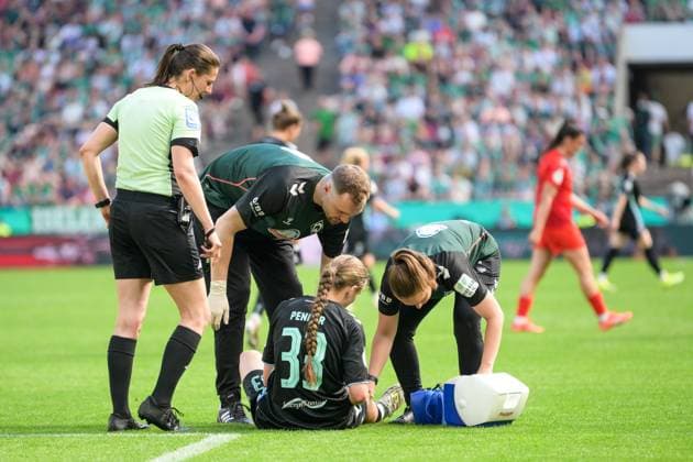 Soccer, DFB Cup Women, 20250501, FC Bayern Munich SV Werder Bremen In the picture Marie PENNER Bremen, 33 battered on the ground being treated Cologne Rhein Energie Stadium North Rhine-Westphalia Germany Copyright: Passion2Press MarkusxFischerx