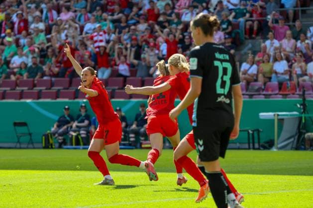 Cologne, Germany 01 May 2025 DFB Cup Final Women 2024 2025 FC Bayern Munich vs SV Werder Bremen In the picture from left the second goal scorer Lea Schüller Schueller FCB scores the goal to 1 0 for FC Bayern and cheers with her teammates DFB regulations prohibit any use of photographs as image sequences and or quasi video RheinEnergie Stadion Nordrhein Westfalen Copyright: xFotostandx xFantinix
