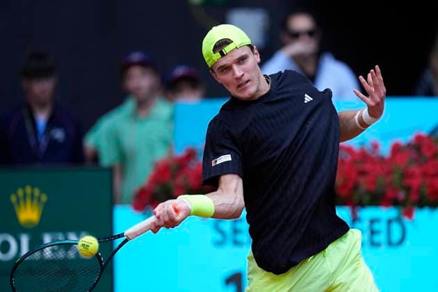 May 1, 2025, Madrid, Madrid, Spain: Jakub Mensik of Czech Republic in action against Francisco Cerundolo of Argentina during the Mutua Madrid Open 2025, ATP, Tennis Herren Masters 1000 and WTA, Tennis Damen 1000 tennis tournament, celebrated at Caja Magica on May 01, 2025 in Madrid, Spain. Madrid Spain - ZUMAa181 20250501_zaa_a181_057 Copyright: xOscarxJ.xBarrosox