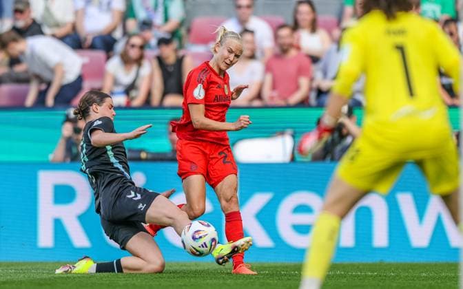 GER, Cologne, FC Bayern Munich vs Werder Bremen, DFB Pokal Women, Football, DFB, Season 2024 2025, Rhein Energie Stadion, Final, in the picture from l Lara Schmidt Werder Bremen 24 , Pernille Harder FC Bayern Munich Women 21 DFB DFL REGULATIONS PROHIBIT ANY USE OF PHOTOGRAPHS AS IMAGE SEQUENCES AND OR QUASI VIDEO, 01 05 2025, Copyright: HMBxMedia HendrikxHamelau