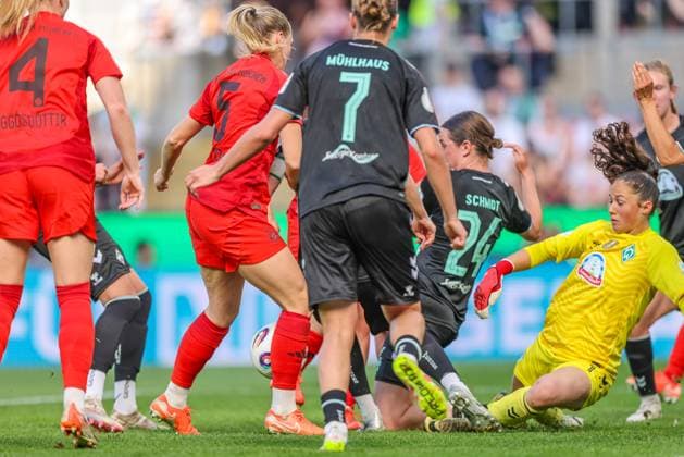 GER, Cologne, FC Bayern Munich vs Werder Bremen, DFB Pokal Women, Football, DFB, Season 2024 2025, Rhein Energie Stadion, Final, in the picture v l Disorder in the penalty area of Livia Peng Werder Bremen 1 DFB DFL REGULATIONS PROHIBIT ANY USE OF PHOTOGRAPHS AS IMAGE SEQUENCES AND OR QUASI VIDEO, 01 05 2025, Copyright: HMBxMedia HendrikxHamelau