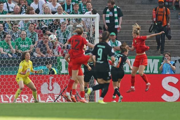 01 05 2025, xovx, Soccer Women DFB Cup Final, FC Bayern Munich SV Werder Bremen Livia Peng SV Werder Bremen , Sydney Lohmann FC Bayern Munich , Sophie Weidauer SV Werder Bremen , Reena Wichmann SV Werder Bremen , Lea Schüller FC Bayern Munich with the goal to 3 1 Köln Rhein Energie Stadion Nordrhein Westfalen Germany DE