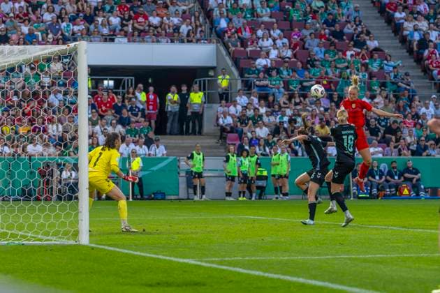Cologne, Germany 01 May 2025 DFB Pokal Final Women 2024 2025 FC Bayern Munich vs SV Werder Bremen In the picture v re goal scorer Lea Schüller Schueller Bayern Munich cheers with her teammates after scoring 3 1, DFB regulations prohibit any use of photographs as image sequences and or quasi video RheinEnergie Stadion Nordrhein Westfalen Copyright: xFotostandx xSchäferx