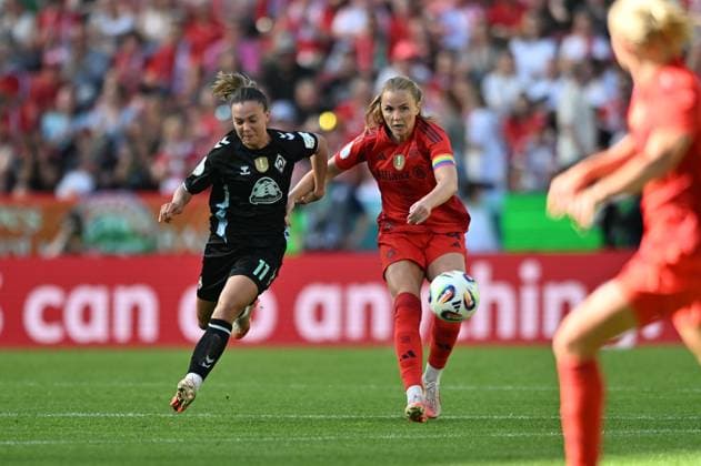 Glodis Viggosdottir FCB, 4 plays the ball forward, 01 05 2025, Cologne Germany , Football, DFB Pokal Frauen, FC Bayern München SV Werder Bremen, DFB DFL REGULATIONS PROHIBIT ANY USE OF PHOTOGRAPHS AS IMAGE SEQUENCES AND OR QUASI VIDEO xmkx