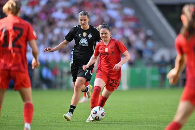 Sarah Zadrazil FCB, 25 on the offensive with ball, 01 05 2025, Cologne Germany , Soccer, DFB Pokal Frauen, FC Bayern München SV Werder Bremen, DFB DFL REGULATIONS PROHIBIT ANY USE OF PHOTOGRAPHS AS IMAGE SEQUENCES AND OR QUASI VIDEO xmkx