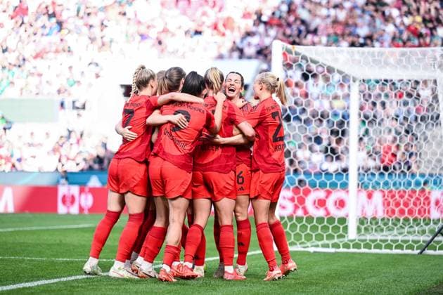 01 05 2025, Football, DFB Womens Cup Final, Season 2024 2025, FC Bayern Munich SV Werder Bremen, Lea Schüller FC Bayern Munich celebrates the goal for 3 1 with the team, xRHR PHOTO TKx Copyright: RHR-FOTOx RHR-FOTO TK