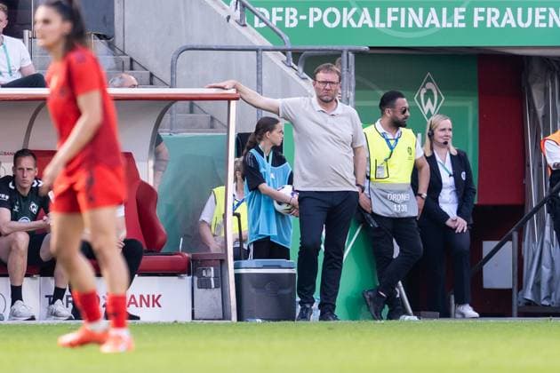 GER, DFB Pokal Final Women, FC Bayern Werder Bremen 01 05 2025, RheinEnergieSTADION, Cologne, GER, DFB Pokal Final Women, FC Bayern Werder Bremen in the picture Thomas Horsch Head Coach Head Coach, Werder Bremen Gestures, facial expressions, emotions in the coching zone on the sidelines, nordphotoxGmbHxx xChristianxSchulze nph000300