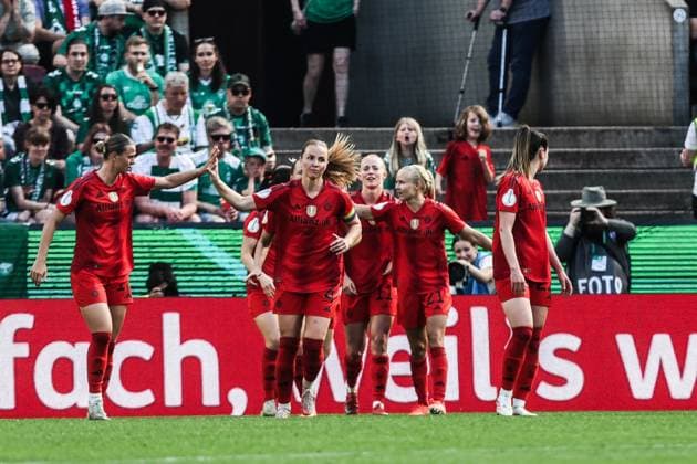 Sport, Soccer, DFB Cup Womens Season 2024 2025 Final FC Bayern Munich SV Werder Bremen 01 05 2025, RheinEnergieSTADION Goal celebration FC Bayern Munich after the goal to 3 1 by Lea Schüller FC Bayern Munich, 11 the players are happy Cologne RheinEnergieSTADION North Rhine-Westphalia Germany