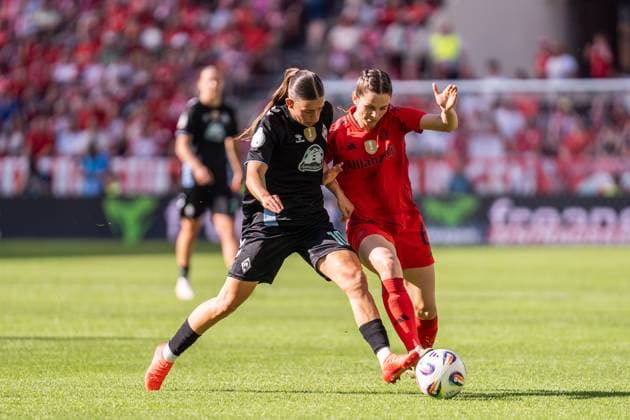 GER, DFB Pokal Final Women, FC Bayern Werder Bremen 01 05 2025, RheinEnergieSTADION, Cologne, GER, DFB Pokal Final Women, FC Bayern Werder Bremen in the picture duel between Tuva Hansen FC Bayern Munich, 6 and Tuana Mahmoud SV Werder Bremen, 10 nordphotoxGmbHxx xChristianxSchulze nph000300