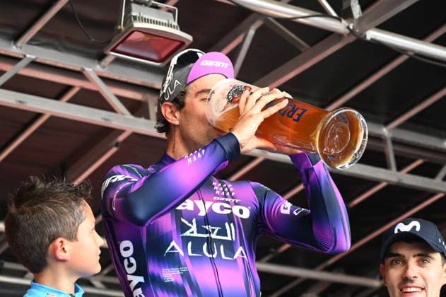 01 05 2025, xhfmx, Radsport Radklassiker 2025, Frankfurt Eschborn Michael Matthews Team Jayco AlUla takes a sip from the beer glass DFL DFB REGULATIONS PROHIBIT ANY USE OF PHOTOGRAPHS as IMAGE SEQUENCES and or QUASI VIDEO Frankfurt am Main