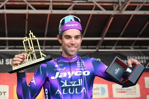 01 05 2025, xhfmx, Radsport Radklassiker 2025, Frankfurt Eschborn Michael Matthews Team Jayco AlUla with his trophy after winning the Radklassiker Eschborn Frankfurt DFL DFB REGULATIONS PROHIBIT ANY USE OF PHOTOGRAPHS as IMAGE SEQUENCES and or QUASI VIDEO Frankfurt am Main