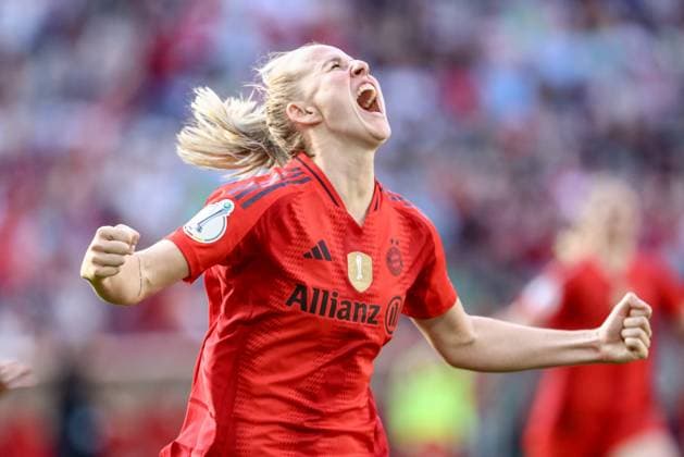 from left goal scorer Lea Schüller FC Bayern Munich, 11 with goal celebration, cheering, jubilant, optimistic, game scene, highlight, joy about the goal to 4 1, THE DFB REGULATIONS PROHIBIT ANY USE OF PHOTOGRAPHS AS IMAGE SEQUENCES AND OR QUASI VIDEO , 01 05 2025, Cologne Germany , Football, DFB Cup Final Women, FC Bayern Munich SV Werder Bremen xobx