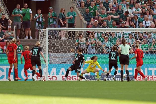 01 05 2025, xovx, Soccer Women DFB Cup Final, FC Bayern Munich SV Werder Bremen v l Pernille Harder FC Bayern Munich , Lea Schüller FC Bayern Munich with the goal to 4 1, Lina Hausicke SV Werder Bremen , Hanna Nemeth SV Werder Bremen , Livia Peng SV Werder Bremen , Rieke Dieckmann SV Werder Bremen Köln Rhein Energie Stadion Nordrhein Westfalen Deutschland DE