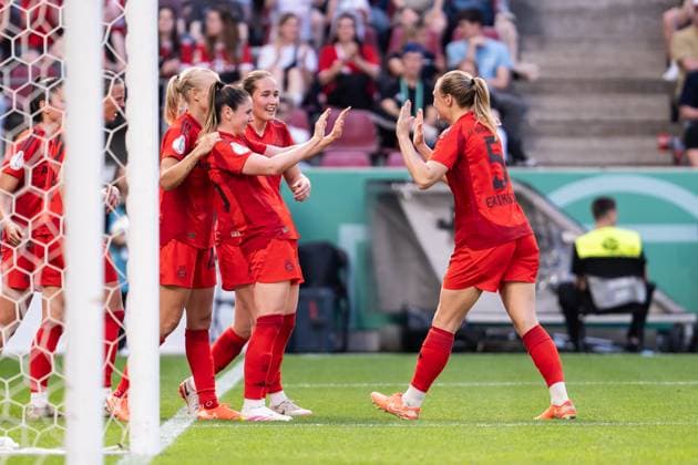 GER, DFB Pokal Final Women, FC Bayern Werder Bremen 01 05 2025, RheinEnergieSTADION, Cologne, GER, DFB Pokal Final Women, FC Bayern Werder Bremen in the picture Goal celebrations cheering the goal to 3 1 by Lea Schüller Schueller FC Bayern München, 11 Tuva Hansen FC Bayern München, 6 Sarah Zadrazil FC Bayern München, 25 Klara Bühl Buehl FC Bayern München, 17 Giulia Gwinn FC Bayern München, 7 nordphotoxGmbHxx xChristianxSchulze nph000300