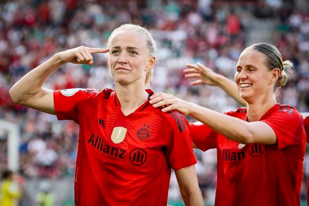 45 DFB Cup Final Women FC Bayern Munich SV Werder Bremen, 01 05 2025 Goal celebration Lea Schüller FC Bayern Munich, 11 scores to 4 1, right congratulates Klara Bühl FC Bayern Munich, 17 45 DFB Cup Final Women FC Bayern Munich SV Werder Bremen on 01 05 2025 at RheinEnergie Stadium in Cologne North Rhine-Westphalia DFL REGULATIONS PROHIBIT ANY USE OF PHOTOGRAPHS AS IMAGE SEQUENCES AND OR QUASI VIDEO Copyright: xBEAUTIFULxSPORTS AxelxKohringx